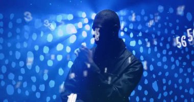 Sürüklenen sayılar, insanların tapınağa dokunmasına neden oluyor. Teknoloji setinde sola dönerek veri grafiklerini gösteriyor. Fütürist, içe dönük, dijital, neon, sinematik, yenilikçi, analitik