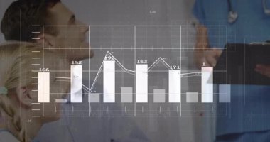 Muayene odasına giren doktor hasta ve çocuğa ölçümleri açıklayan animasyon sağlık çizelgelerini inceliyor. Sağlık, analitik, veri görselleştirme, tıbbi, tanı, sağlık, iletişim