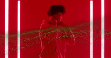 Sahne sanatçısı sürüklenen yeşil dalga ve LED tüplere kapüşonlu kaputu teknik demo için ayarlayarak tepki veriyor. Fütürist, dijital, çok yönlü, modern, yenilik, performans, ortam