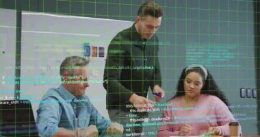 Masadaki üç meslektaş çizimlere işaret ediyor ve dizayn için kod üstüne not yazıyor. İşbirliği, takım çalışması, yenilik, beyin fırtınası, modern, profesyonel, dijital