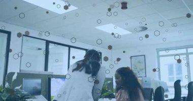 Sunucu tıkırtı monitörü iş birliği için tablet alıyor ve takım arkadaşı değerlendirmesine rehberlik ediyor. İşbirliği, takım çalışması, dijital paylaşım, modernlik, profesyonel, iletişim, yenilik