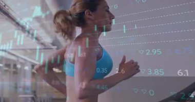 Koşu bandında koşu bandı çalıştıran kadın, hisse senedi çizelgelerini takip ediyor. Fitness, teknoloji, hareket, dayanıklılık, analitik, motivasyon, sağlık