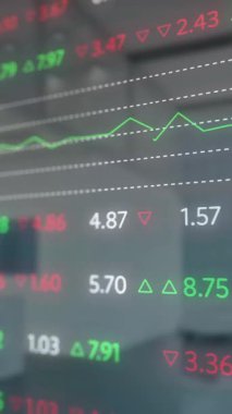 Ofis üzerinde finansal veri işleme animasyonu. Küresel finans, iş, bağlantılar, hesaplama ve veri işleme kavramı dijital olarak oluşturulmuş video.