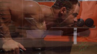 Parallettes 'i tahtaya sıkıştıran bir adam, aynı zamanda grafiksel takip verileriyle şınav çekiyor. Güç, zindelik, egzersiz, eğitim, sağlık, kalibrasyon, kaporta