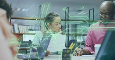 Kadın, sürücü teknolojisi işbirliği yazarken belgeyi kaldırıyor. Yenilik, takım çalışması, dijital, profesyonel, beyin fırtınası, modern, iletişim