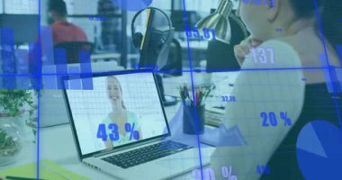 Ofis çalışanı dizüstü bilgisayarı açıyor ve uzaktan yapılan iş görüşmelerinde analitik yüzdelerin yükseldiğini izliyor. İşbirliği, teknoloji, üretkenlik, iletişim, veri görselleştirme, profesyonellik, modern çalışma alanı