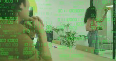 Sunucu toplantı odasına giriyor. Teknoloji toplantısında türbin ekranını ayarlıyor. Yenilik, işbirliği, teknoloji, sürdürülebilirlik, takım çalışması, modern ofis, dijital