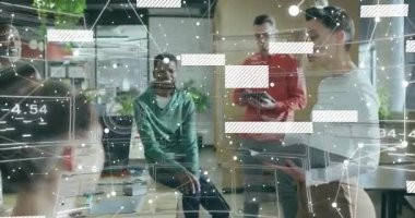 Kadın sunucu tableti tıklatıyor ve ağ düğümlerini etkinleştiriyor, takım iş görüşmelerini alkışlıyor. İşbirliği, takım çalışması, yenilik, dijital, modern, profesyonel, diyalog