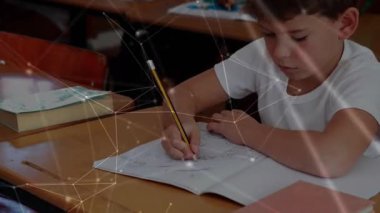 Erkek öğrenci okul kitabını açıyor ve çizim şekillerini öğreniyor, düğümlerin altındaki kalemi vuruyor. Eğitim, yaratıcılık, odaklanma, sınıf, çizim, öğrenme, konsantrasyon