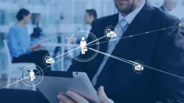 İşadamı tablet ekranı tıklayarak teknoloji değerini gösteren animasyon bulut ağı büyümesini başlatıyor. Teknoloji, bağlantı, ağ, dijital, modern, çalışma alanı, işbirliği