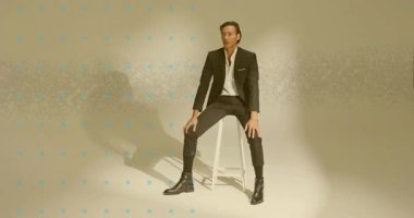 Moda modeli hareketli mavi-nokta ızgarasına tepki veriyor ve giysiyi kaldırıp ayarlamadan önce düzleştiriyor. Minimalist, zarif, sofistike, podyum, profesyonel, özgüvenli