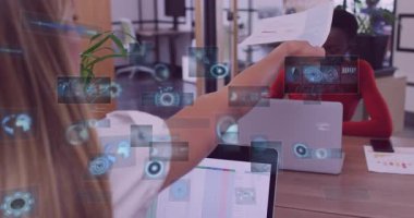 Ofis çalışanı finans çizelgesini kaldırıyor ve gözden geçirilmesi için yüzen hologramlar yaratıyor. İşbirliği, yenilik, teknoloji, veri görselleştirme, takım çalışması, modern çalışma alanı, profesyonel