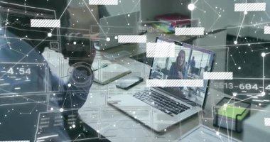 Uzaktan arama sırasında veri analizi görünümünü oluşturan ağı başlatan izleme platformu kullanan masaüstü bilgisayarı. Teknoloji, dijital, bağlantı, işbirliği, modern, profesyonel, veri görselleştirme