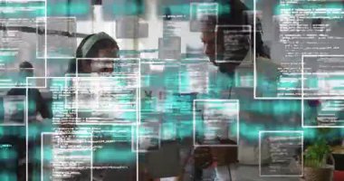 Dizüstü bilgisayarını akıllı telefonu tutan ve kodları animasyon parçacıklarıyla gözden geçiren bir kadın. İşbirliği, takım çalışması, teknoloji, yenilik, modern çalışma alanı, dijital, iletişim