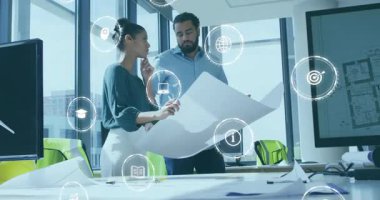 Tasarım ekibi tasarım planını açıyor ve incelenmek üzere animasyon veri simgeleriyle birlikte ofis planlarını inceliyor. İşbirliği, yenilik, mimari, dijital entegrasyon, kentsel, profesyonel, takım çalışması