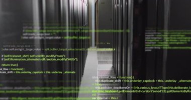 Üst üste bindirilmiş kod parçaları koridor kenarlarında beliriyor sonra raflarda genişliyor veri selini görselleştiriyor. Teknoloji, siber güvenlik, dijital, yenilik, altyapı, ağ, otomasyon