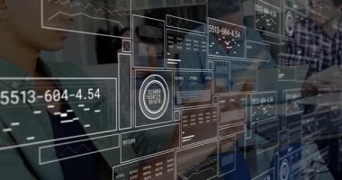 İş arkadaşları, saydam gösterge panelinde kaybolurken daktilo yazıyorlar verileri geri çekiyorlar. İşbirliği, veri, teknoloji, yenilik, analiz, takım çalışması, dijital