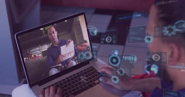 Uzaktan kumandayı başlatan adam dizüstü bilgisayarın anahtarlarını yazarak veri alımını grafiklerle analiz ediyor. Yönetici, işbirliği, dijital, modern, analitik, teknoloji, çalışma alanı