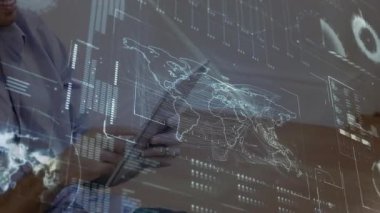 Adam tableti tıklatıyor ve aşırıyor, saydam dünya haritalarını güncellerken gülümsüyor. Teknoloji, yenilik, veri görselleştirme, fütürizm, işbirliği, dijital çalışma alanı, analitik