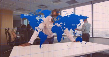 Dünya haritası iş toplantısı sırasında ortaya çıkıyor, takım verileri değerlendirirken cam duvarı not ediyor. İş, analitik, veri görselleştirme, takım çalışması, kurumsal, modern, teknoloji