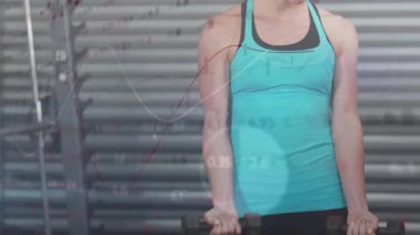 Fitness istemcisi, antrenör girişine biseps kıvrımları uyguluyor. Grafik kaplamalı düzgün bir yol gösterici. Güç eğitimi, kişisel koçluk, amatör atlet, sağlık, spor giyim, aktif yaşam tarzı, endüstriyel ortam