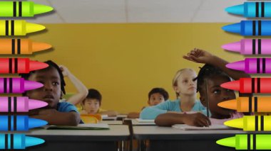 Renkli pastel boyayla çizilmiş, ilkokul öğrencileri sınıfa katılmak için el kaldırıyor. Öğrenci grubu, sınıf, eğitim, öğrenme, renkli, katılım, yaratıcı