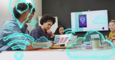 Takım uygulama örneklerini inceliyor, holografik bulut simgelerinin titreşimli keşif bağlantılarına neden oluyor. İşbirliği, yenilik, dijital, geleceksel, takım çalışması, teknoloji, profesyonel