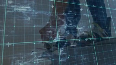 Kaykayın yanına yaklaşan ve kamyon cıvatalarını şebeke testleri teknolojisiyle sıkan bir adam. Teknoloji, yenilik, biyomekanik, tasarım, spor, bakım, mühendislik