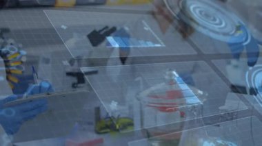 Laboratuvara giren kadın bilim adamı, veri tablolarını aktifleştiriyor, meslektaşı ayırıcı ekleyerek veri kaydediyor. Araştırma, yenilik, analitik, teknoloji, işbirliği, hassasiyet, modern