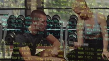 Kadın gülümsemeyi test ederken, adam spor salonunda oturmuş protein küveti ve kepçeyle örnek topluyor. Fitness, sağlık, beslenme, egzersiz, güç, yaşam tarzı, modern