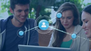 Üç kişilik bir ekip büyüyen teknoloji topluluğu bağlantılarını dizüstü bilgisayara yüklüyor. İşbirliği, bağlantı, ağ, topluluk, iletişim, modern, gündelik