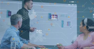 Mobil tasarım toplantısına başlamak üzere ayakta duran erkek sunucu animasyon veri örtüleri ile modellemeleri gösteriyor. İşbirliği, beyin fırtınası, yenilik, dijital, iletişim, işyeri, modern