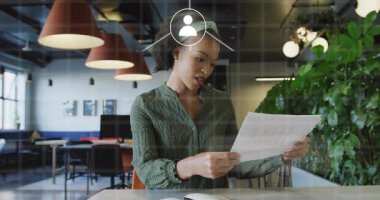 Kadın ofis çalışanı gazete okuyor ve iş bağlantıları eşleştiren animasyon ağ simgelerine neden oluyor. Profesyonel, işbirliği, dijital, yenilik, ağ, çalışma alanı, modern