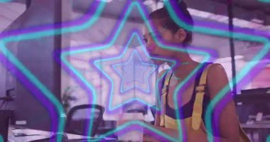 Kadın ofis çalışanı ekranı tarıyor sonra da neon yıldızların oluşturduğu verileri inceleyen telefonları dinliyor. Profesyonel, teknoloji, modern, çalışma alanı, canlı, üretkenlik, odaklanmış