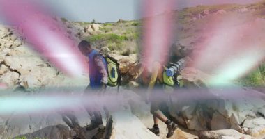 İki yürüyüşçü kayalık patika kavşağında kütük görüyorlar, ışık çizgileri hareket ediyor ve yolculukları devam ediyor. Macera, keşif, doğa, engebeli, vahşi doğa, açık hava, yolculuk