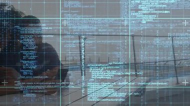 Akıllı telefonların su kenarındaki verandasını dinleyen ve teknoloji kodlarını incelerken nesneyi işaret eden bir çift. Teknoloji, bağlantı, işbirliği, açık hava, yenilik, iletişim, dijital