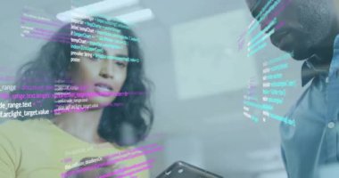 Kadın tableti tıklatıyor, holografik kodlar üretiyor teknolojiyle örtüşüyor, işbirlikçi inceleme için geçiş yapıyor. Teknoloji, yenilik, işbirliği, fütüristik, arayüz, akıllı aygıtlar, dijital