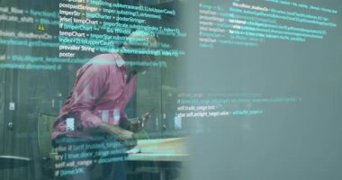 İş arkadaşları telefonu kaydırıyor ve türbin modelini incelenmek üzere dizüstü bilgisayarın yanında ayarlıyorlar. İşbirliği, yenilik, teknoloji, mühendislik, sürdürülebilir, modern, profesyonel