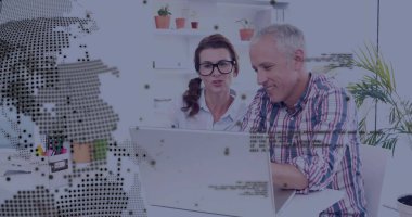 Ofis çalışanları kıyafet gömlekleriyle dizüstü bilgisayarda dijital küreyle kodları gözden geçiriyorlar. İş, takım çalışması, yenilik, teknoloji, çalışma alanı, işbirliği, dijital