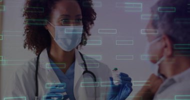 Laboratuvar önlüklü aşı şişesi doktoru klinikteki dozajı dijital kaplama ve kopyalama alanı ile açıklıyor. Tıbbi, sağlık, teknoloji, profesyonellik, iletişim, temizlik, modern