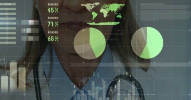 Analiz ofisinde steteskop ve pasta grafikleriyle ön paneli inceleyen kıdemli bayan doktor. Tıbbi, teknoloji, veri görselleştirme, sağlık, analitik, profesyonel, yenilik