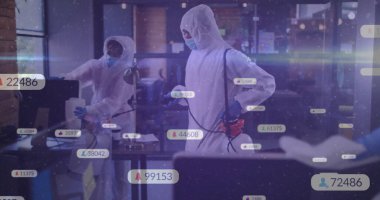 Sırt çantası spreyini açık planlı ofiste yüzen verilerle temizleyen bir temizlikçi. Endüstriyel, hijyen, dijital, işbirliği, güvenlik, modern