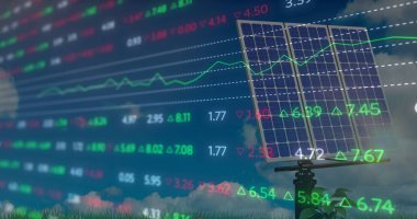 Metal kutuptaki güneş paneli sahada sayısal ve çizgi grafiği örtülü, kopyalama uzayı. Yenilenebilir enerji, sürdürülebilirlik, teknoloji, açık hava, yenilik, finansal veri, dijital