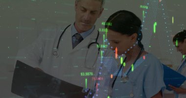 Laboratuvar önlüklü doktor ve önlüklü hemşire klinikteki dijital kaplamalı tarama filmlerini inceliyor. Tıp uzmanları, işbirliği, sağlık hizmetleri, klinik, tanı, teknoloji, analitik