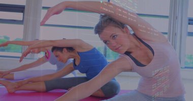 Spor giyimli esnek kadın yoga stüdyosundaki yoga minderinin bacağına uzanıyor, fotokopi odası. Sağlık, esneklik, egzersiz, dinginlik, fitness, ahenk, açık hava