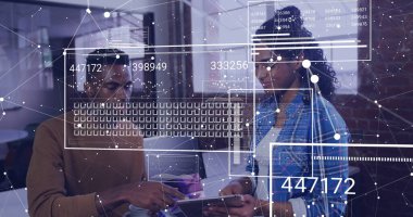 Açık Planlı Ofis 'teki tablet verilerini inceleyen iki teknisyen. İşbirliği, yenilik, teknoloji, dijital, takım çalışması, modernite, çalışma alanı