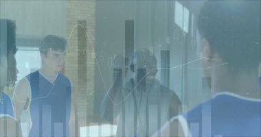 Basketbol koçu spor salonunda mavi formalı oyuncularla konuşuyor ve veri tabloları üst üste geliyor. Sporcular, antrenman, akıl hocalığı, takım çalışması, egzersiz, ilham, performans