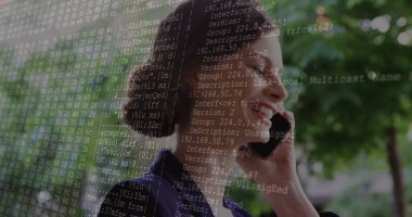 Akıllı telefonu tutan ve ayakta duran, parka park etmiş, üzerinde kod kaplaması olan denizci ceketi giyen bir kadın, kopyalama alanı. Şirket, iletişim, teknoloji, kentsel, profesyonel, modern, bağlantı