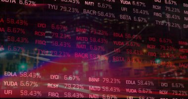 Borsa kalp kaplaması gece vakti şehir caddesinde bulanık arabalarla yüzdeleri gösteriyor. Kentsel, gecekondu, teknoloji, finans, dijital, hareket, şehir