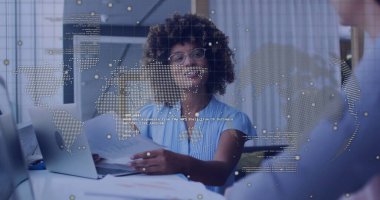 Kıvırcık saçlı, gözlüklü bir kadın konferans masasında yazılı belgeler dağıtıyor. İşbirliği, profesyonellik, veri analizi, dijital arayüz, modern çalışma alanı, takım çalışması, iş stratejisi